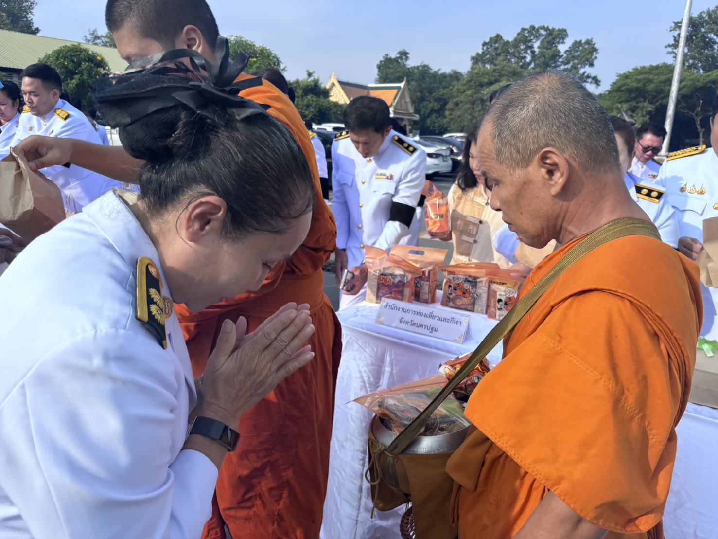 title - พิธีสวดพระพุทธมนต์ พิธีทำบุญตักบาตร และพิธีวางพวงมาลา เนื่องในวันนวมินทรมหาราช ประจำปี 2569